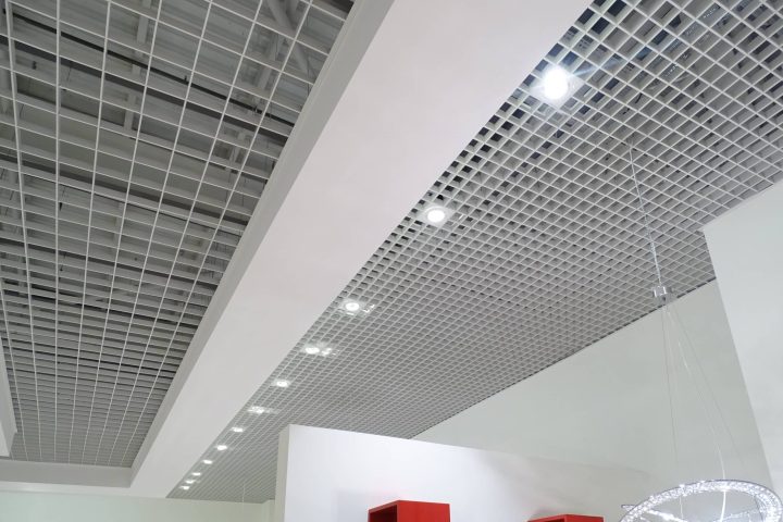 проєкт SteliPro для торгового простору зі стелею грильято